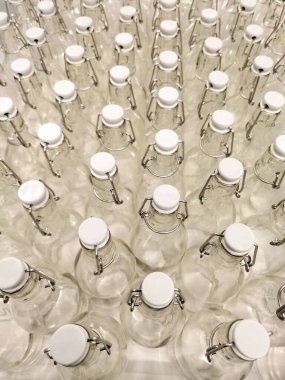 Yukarıdan birçok boş cam şişenin görüntüsü 