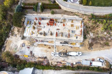 Bir inşaat alanının havadan görünüşü. Yeni bir bina yapılıyor.