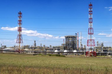 Fabrika fabrikası ve enerji endüstrisi konsepti. Petrol, gaz ve petrokimyasal rafineri fabrikası. güç ve enerji sektörü