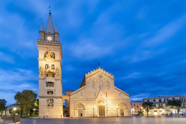 Messina 'daki Piazza Duomo Meydanı' ndaki Messina Katedrali. Gece görünümü