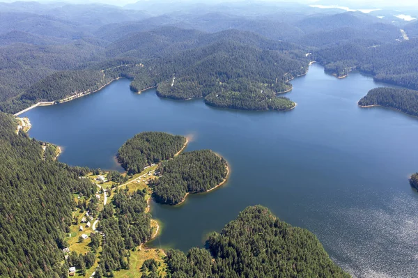 Bulgaristan 'ın Baraj Shiroka Poliana kentinde çarpıcı hava manzarası, Güzel mavi su ve yeşil orman.