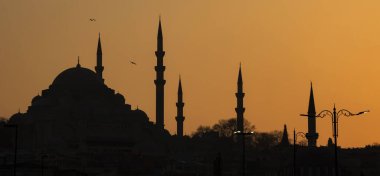 İstanbul 'da güneş batarken minareleri bulunan Sultanahmet Camii' nin silueti.