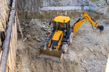 Kazıcı. İnşaat malzemeleri şantiyede çalışıyor.