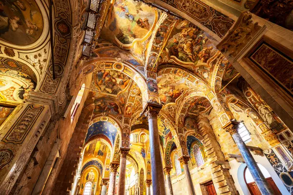 Palermo, Sicilya, İtalya - 13 Kasım 2023: Palermo, İtalya 'daki La Martorana kilisesinde altın mozaik. Bizans tarzı