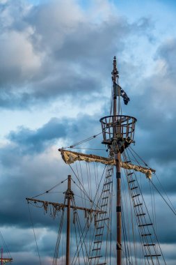 Direkler, yelkenli yelkenliler ve gün batımına karşı yelkenli gemi donanımı.