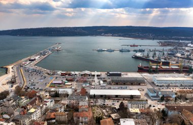 Limandaki insansız hava aracının havadan görüntüsü ve çarpıcı gökyüzüne karşı dalgalı su. Karadeniz, Varna, Bulgaristan