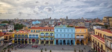 Havana Plaza Vieja 'nın renkli tropikal binaları Havana, Küba