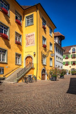 Almanya 'nın tarihi Meersburg kasabasındaki belediye binasının geleneksel mimarisi 