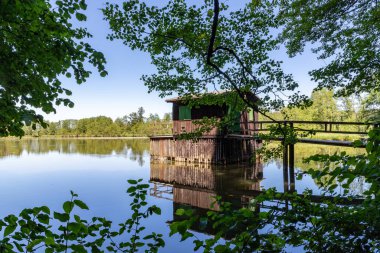 LangwuhrWeiher, Almanya 'daki göl ve balıkçı kulübesinin manzarası