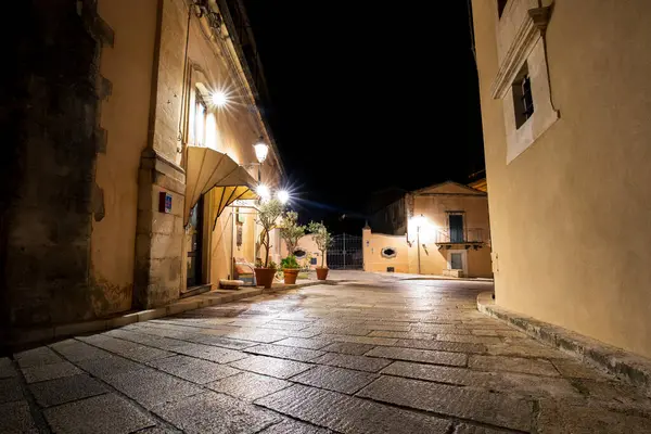 İtalya 'nın Sicilya kentindeki Ragusa İbla şehrinde gece görüşü