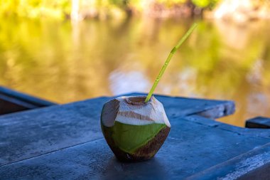 Masada pipet içilen tropik yeşil hindistan cevizi kokteyli. 