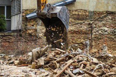 Endüstriyel geçmiş. Kazıcı kovası atıkları temizler. İnşaat kazıcı kovası.