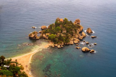 Sahil ve ada Isola Bella ile Sicilya deniz manzarası. Seyahat fotoğrafçılık.