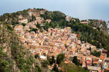 Castelmola 'dan Sicilya, İtalya' daki Taormina kentinde antik Yunan tiyatrosuna sahip tepeler