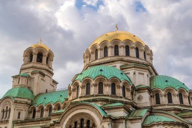 Bulgaristan 'ın Sofya kentindeki St. Alexander Nevsky Katedrali' nin kuleleri