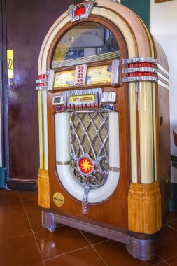 Havana, Küba - 08 Aralık 2018: Hotel Nacional de Cuba 'da müzik kutusu - otomatik retro müzik aleti. Havana, Küba. 