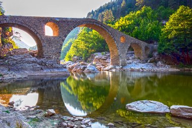 Eski bir Türk köprüsü. Dağdaki küçük nehirde eski taş köprüsü olan güzel bir manzara..