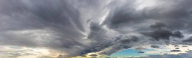 Fırtınalı bulutlarla çarpıcı bir gökyüzünün panoramik görüntüsü