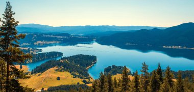 Dospat Reservoir, Rhodopes Dağları, Bulgaristan 'da bir gölün mavi sularının inanılmaz panoramik manzarası