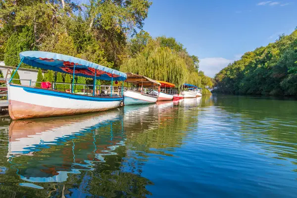 Güzel Kamchia nehri manzaralı, demirli tekneleri ve yağmur ormanları olan.