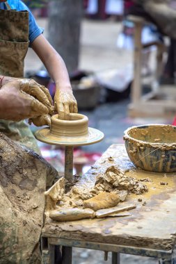 Çömlekçilik ustası bir çocuğa sürahi yontmayı öğrenmek isteyen birini öğretir. Çömlek ustası sınıfı..