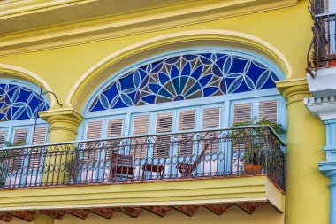 Küba 'nın Havana şehrindeki muhteşem balkonlardan biri..