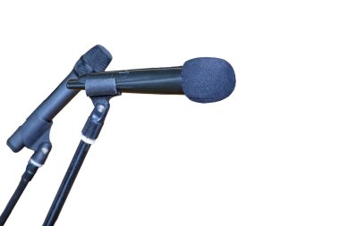 Beyaz arkaplanda izole edilmiş iki stand mikrofon