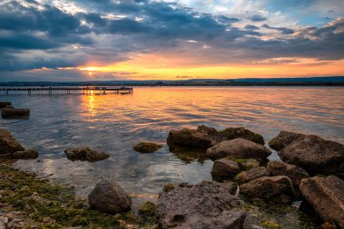 Gün batımından sonra sersemletici sakin deniz manzarası.