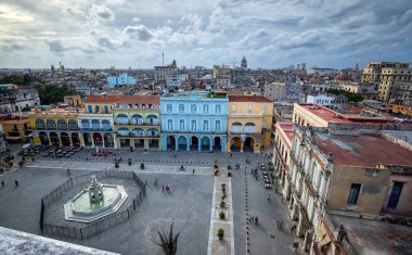 Havana, Küba - 20 Aralık 2018. Renkli tropikal binalarla Eski Havana Plaza Vieja 'nın hava manzarası
