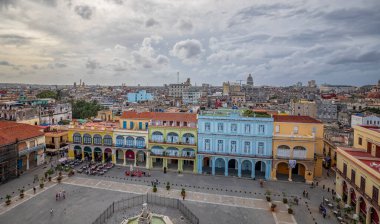 Havana, Küba - 20 Aralık 2018. Renkli tropikal binalarla Eski Havana Plaza Vieja 'nın panoramik manzarası