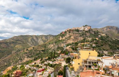 İtalya, Sicilya, Castelmola 'daki Hilltop köyü, Taormina manzaralı.
