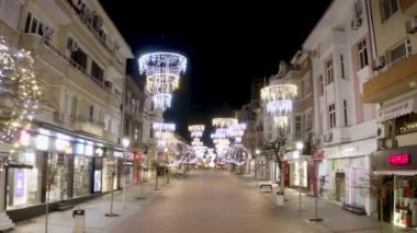 VARNA BULGARIA - 20 Ocak 2024: Bulgaristan 'ın Varna kentindeki gece caddesinde Noel süsleri