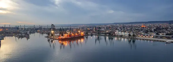 Bulgaristan 'ın Varna kenti ve şehir limanı için şaşırtıcı hava manzarası.