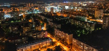 Geceleri şehrin panoramik hava manzarası. 