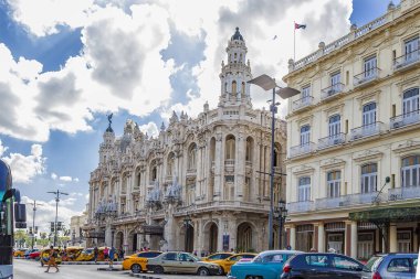 Havana, Küba - 08 Aralık 2018: Havana Havana, Küba 'da park etmiş eski arabalarla büyük bir Havana tiyatrosu