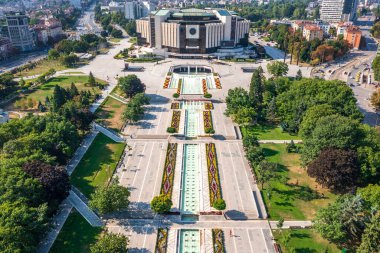 Sofya, Bulgaristan - 22 Ağustos 2019: Bulgaristan 'ın başkenti Sofya' daki Ulusal Kültür Sarayı 'nın çarpıcı hava manzarası