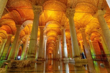 Tarihsel yapıya düşük açılı bakış açısı. Bazilika Sarnıcı - İmparator Justinianus 'un altıncı yüzyılda inşa ettiği yeraltı su deposu, İstanbul, Türkiye