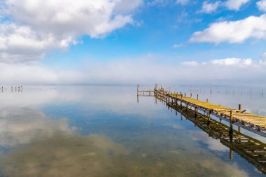 Yansımalı sisli ahşap iskele 