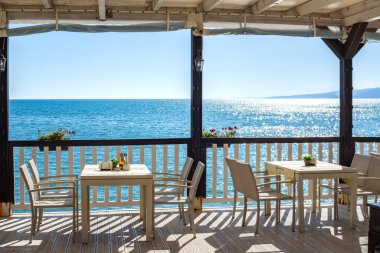 Nefes kesici okyanus manzaralı güzel bir açık hava yemek alanı..