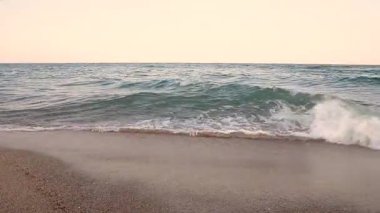 Hareket eden deniz dalgalarının yüzeyinde güzel doğal bir zemin.