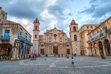 Havana, Küba - 08 Aralık 2018: Havana, Küba 'daki Square ve San Cristobal Katedrali. 