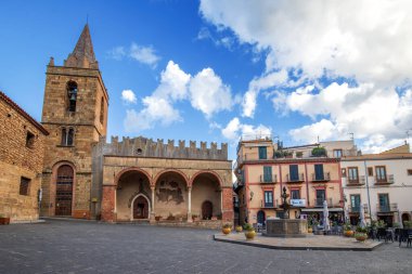 Castelbuono, İtalya - 11 Kasım 2023: Kilisesi ve çeşmesi olan büyüleyici bir İtalyan kasaba meydanı, Castelbuono, Sicilya, İtalya