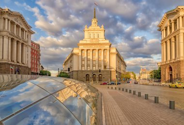 SOFYA, BULGARIA - 23 Haziran 2018: Sofya 'daki bağımsızlık meydanı ve parlamentodaki bakanlar kurulu, Bulgaristan meydanı