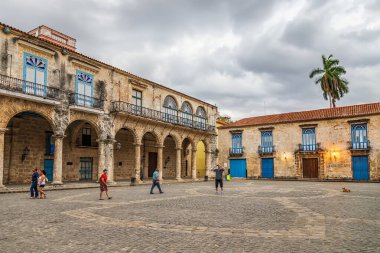 Havana, Küba - 08 Aralık 2018: Plaza de la Katedral ve Lombillo Kontu Sarayı, Havana, Küba