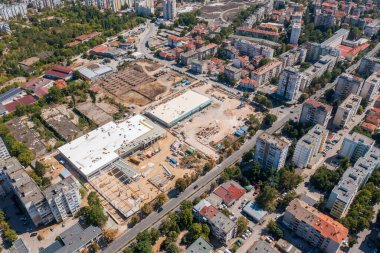 Gelişmiş bir kentsel alandaki bir inşaat alanının havadan görüntüsü