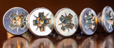 Vidalı kafaları kapatın. Reklam fotoğrafı. Seçici odak