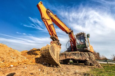 İnşaat veya şantiyede büyük turuncu kazıcı