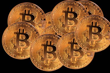 Siyah arkaplanda izole edilmiş bitcoin paralar