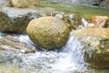 Güney Tayland 'da büyük kayalar ve şelaleler seyahat eder. 