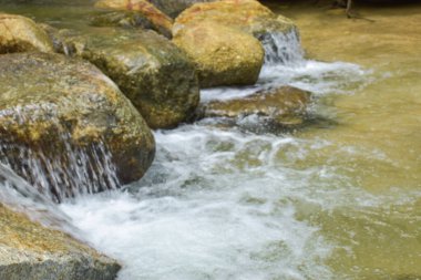 Güney Tayland 'da büyük kayalar ve şelaleler gezer..
